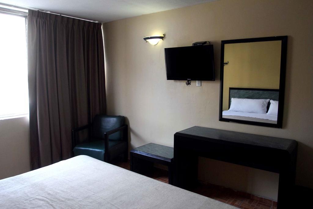 Hotel Universo Guadalajara Oda fotoğraf
