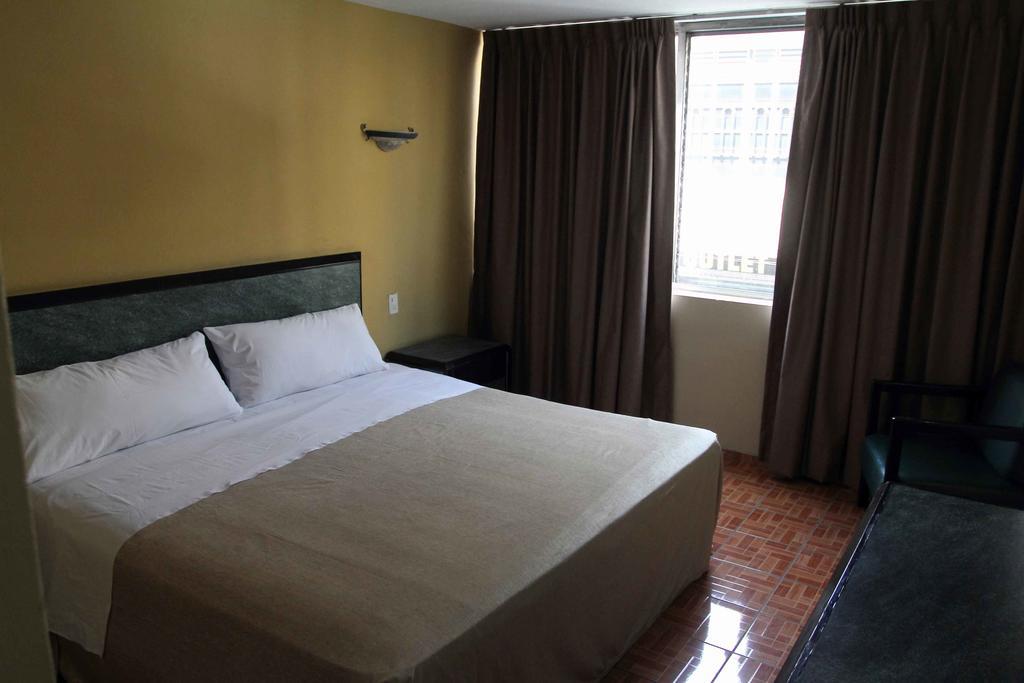 Hotel Universo Guadalajara Oda fotoğraf